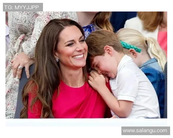 足球场上的小球迷与偶像球星不期而遇的温馨时刻